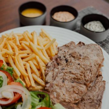 Prego com Salada e Batata